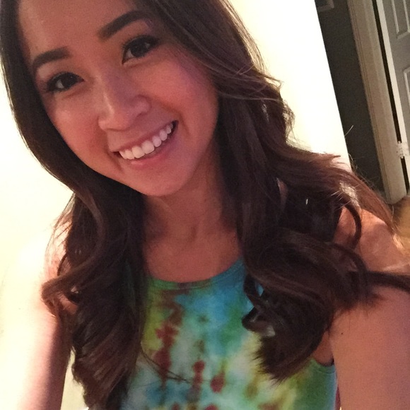 Profile Picture of Tuyen Dinh (@tuyenndinh) on Poshmark