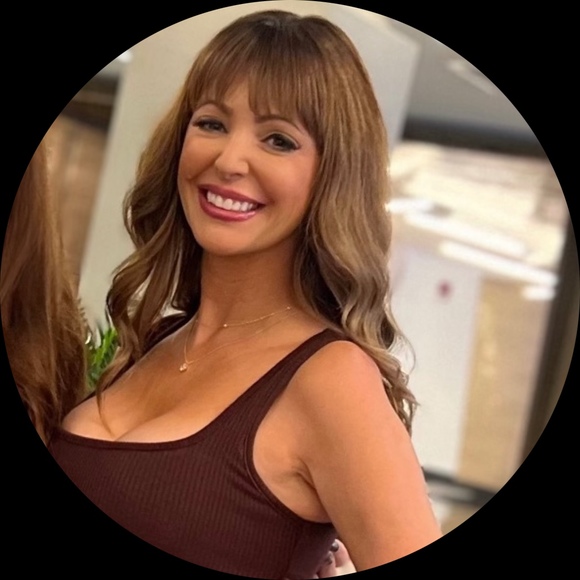 Profile Picture of Danielle Degeer (@danielle_degeer) on Poshmark