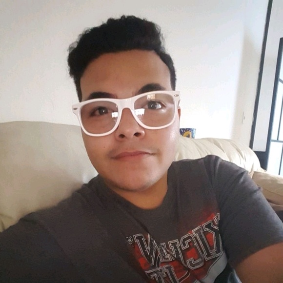 Profile Picture of Julian Escobar (@julianesco09) on Poshmark