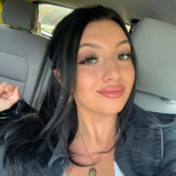 Profile Picture of Alexa Catalanotto (@alexacat315) on Poshmark