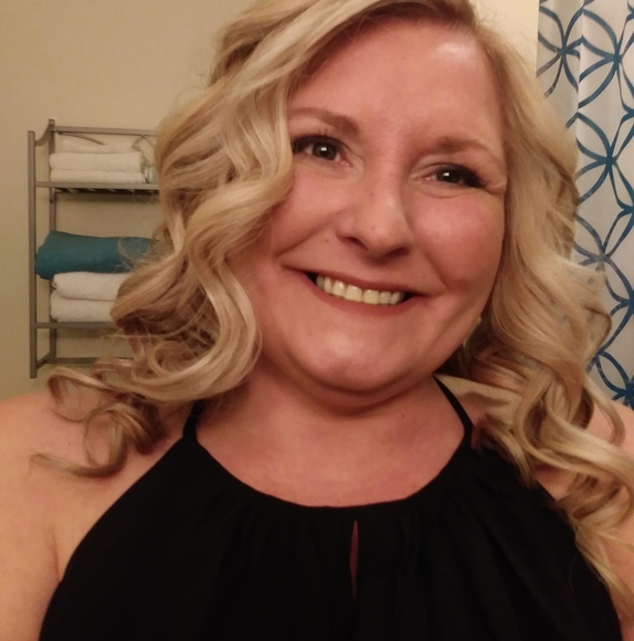 Profile Picture of Tiffany Putterman (@tiffanydcmt) on Poshmark
