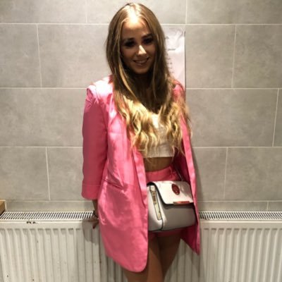 Profile Picture of Dolly 💗 (@DollyDavis95) on Twitter