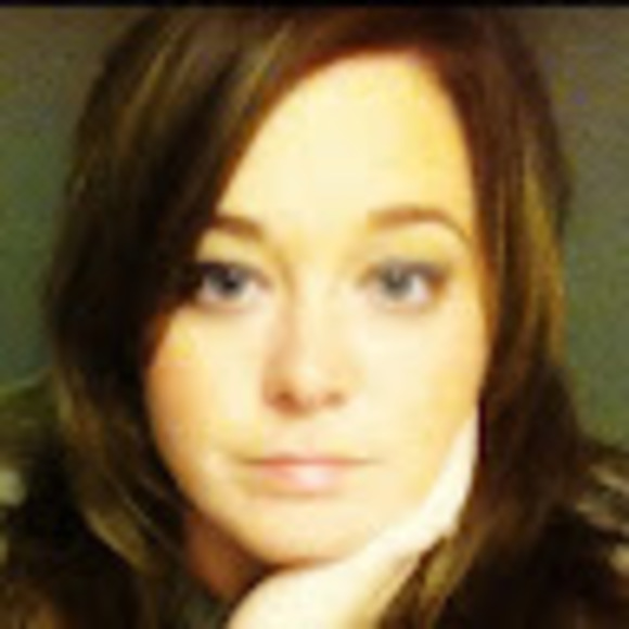 Profile Picture of Tara Leach (@tarableach) on Poshmark