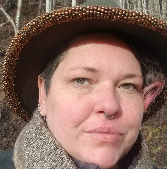 Profile Picture of Gwenevere Helzer (@guinniveremft) on Poshmark