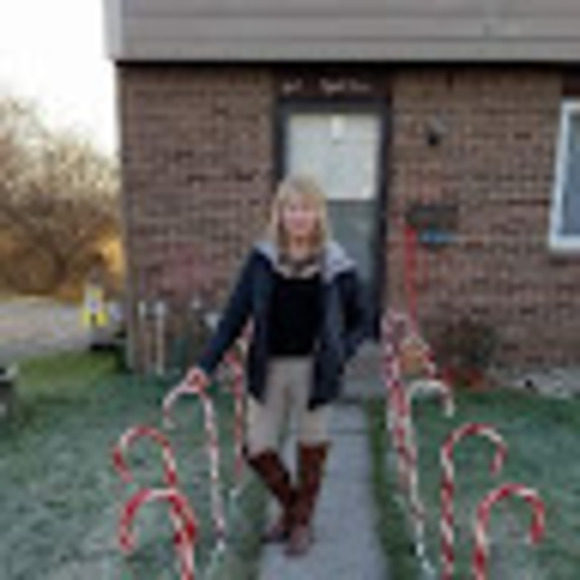 Profile Picture of Pam Tamburo (@pamtamburo) on Poshmark