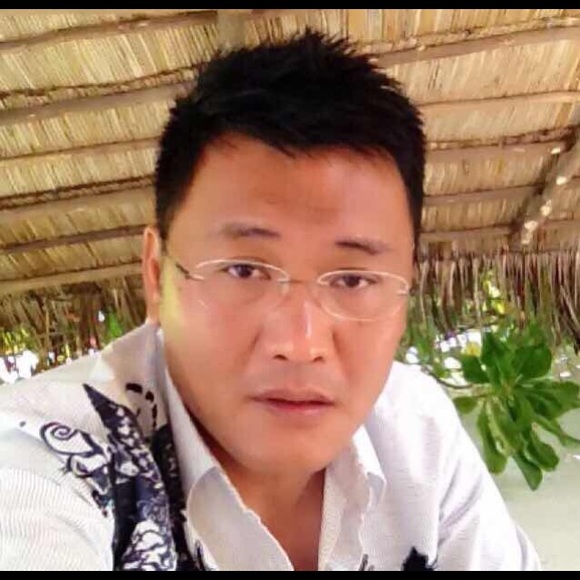 Profile Picture of Mark Su (@markpochi) on Poshmark