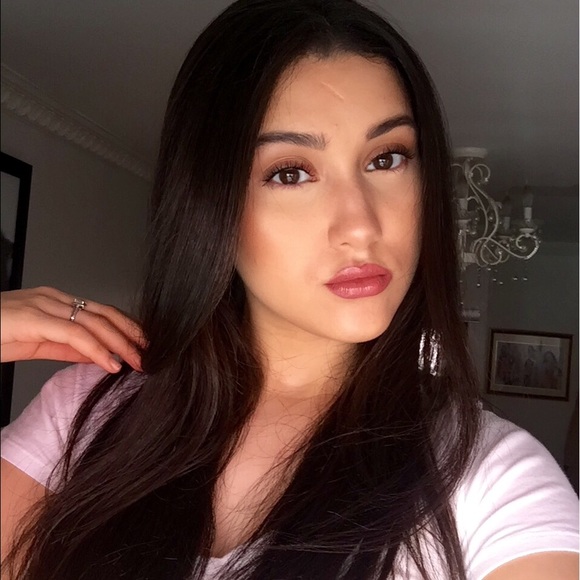 Profile Picture of Genesis Serraty (@geneseserrati) on Poshmark