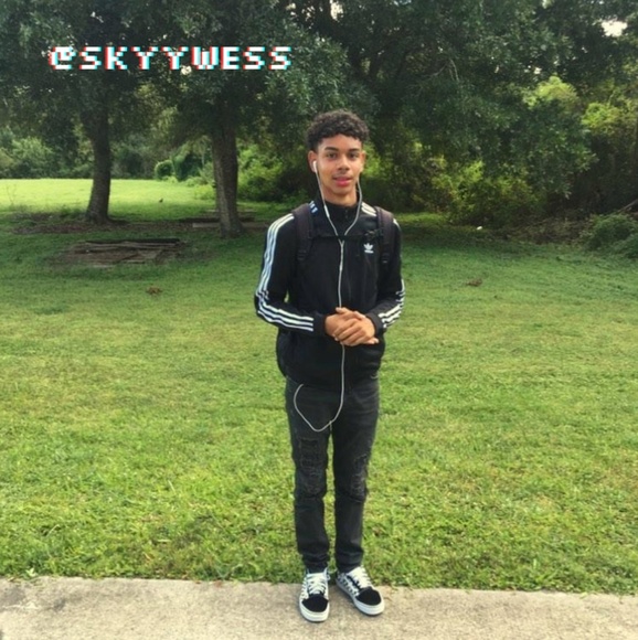 Profile Picture of Wesley Rivera (@realwes27) on Poshmark