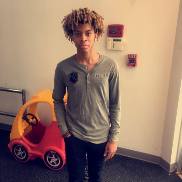 Profile Picture of Carlus Flowers (@cflow2001) on Poshmark