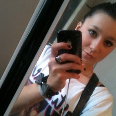 Profile Picture of Léa Sanchez (@LeaGuess) on Twitter