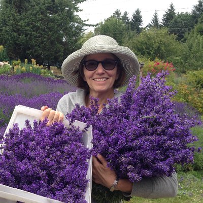 Profile Picture of Catherine MacNeal (@lavenderhillmob) on Twitter