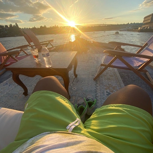 Profile Picture of Joele Dixon (@joeledixon) on Poshmark