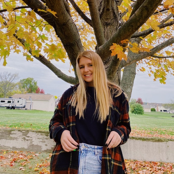 Profile Picture of Alexa Luke (@alexaluke11) on Poshmark