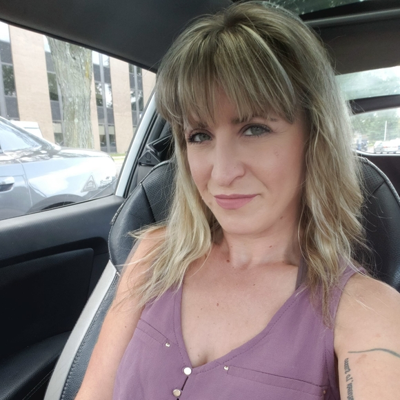 Profile Picture of Samantha Gelb (@bone814) on Poshmark