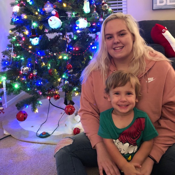 Profile Picture of Danielle Enockson (@danielleroosee) on Poshmark