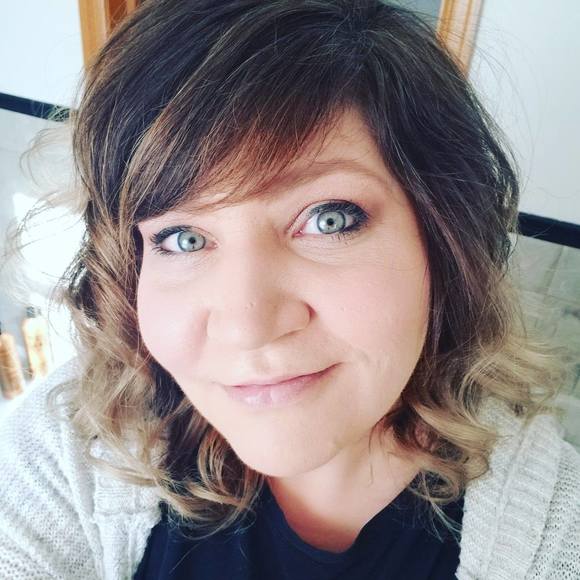 Profile Picture of Tina Schmidt (@tinaschmidt19) on Poshmark