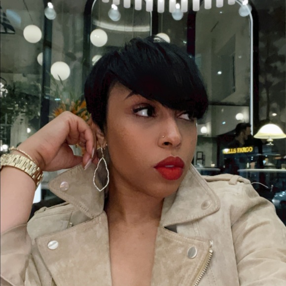 Profile Picture of Danielle Sunshine (@dsunshine27) on Poshmark