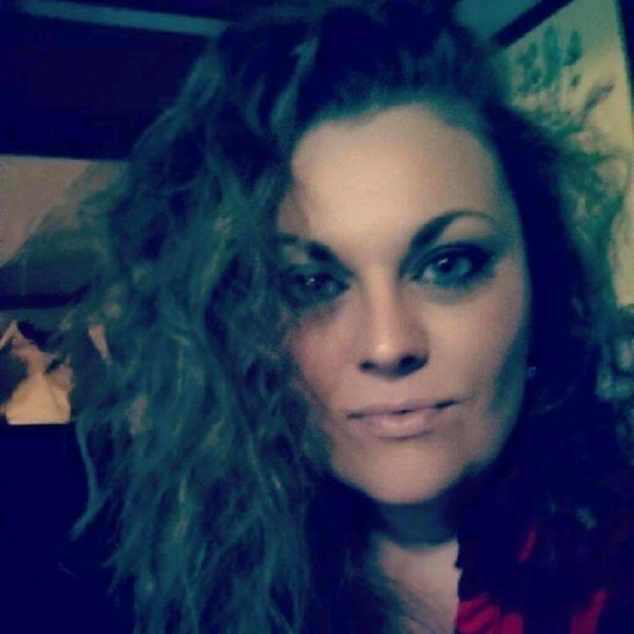 Profile Picture of Danielle Pipher (@daniellepipher) on Poshmark
