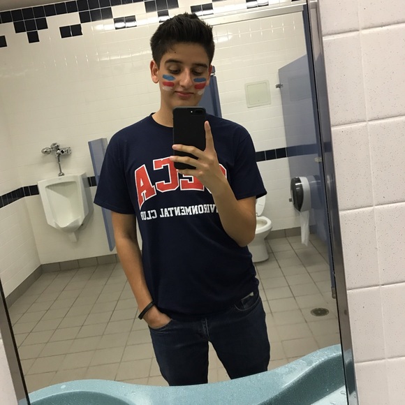 Profile Picture of Devin Rivera (@devinrivera) on Poshmark