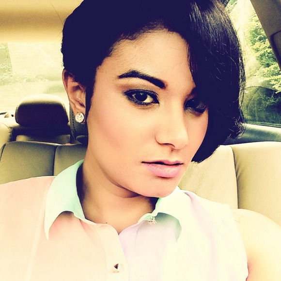 Profile Picture of Natalie Baez (@lanati) on Poshmark