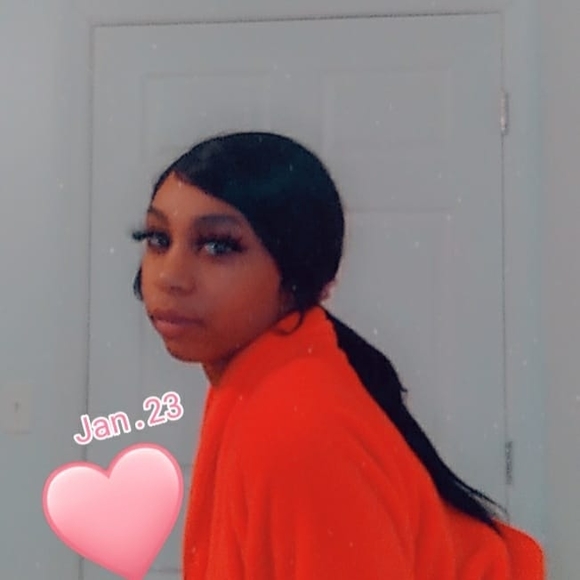 Profile Picture of Fé Røzzãy (@rozzayqueen228) on Poshmark