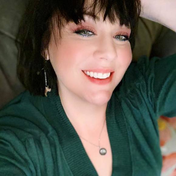 Profile Picture of Amanda Holloway (@mandydoodle) on Poshmark