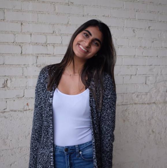 Profile Picture of Sashah Shariff (@ssshariff99) on Poshmark