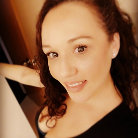 Profile Picture of Christina Noah (@christinalmuro) on Poshmark