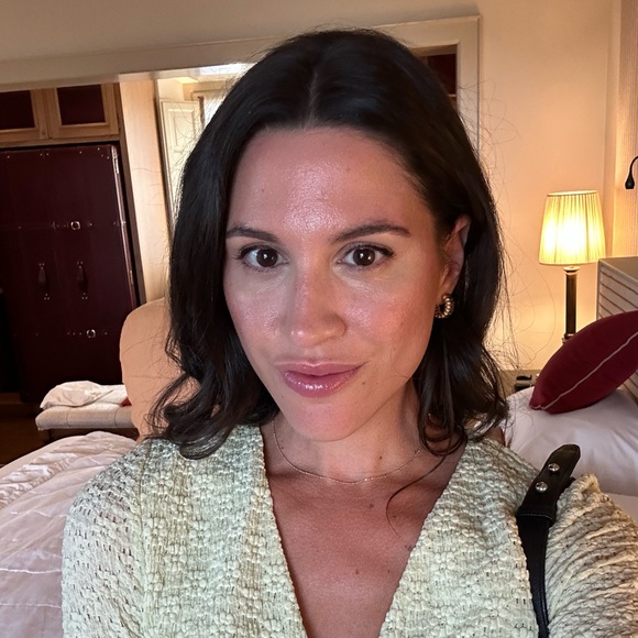 Profile Picture of Bianca Costa (@bncosta12) on Poshmark