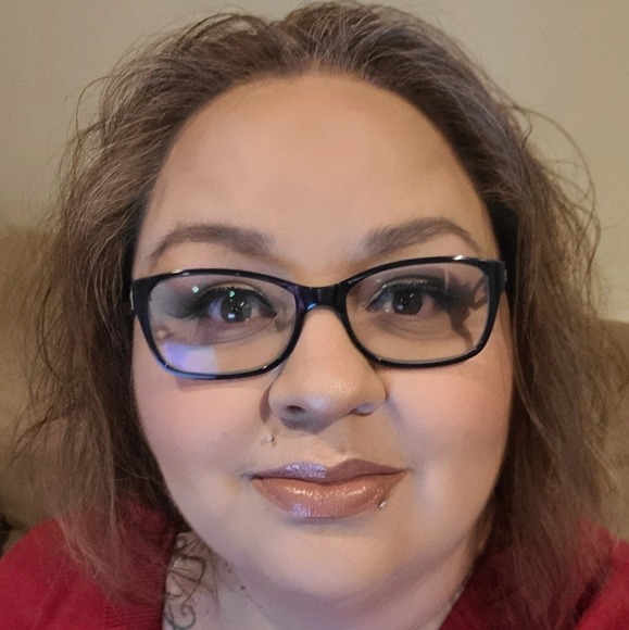 Profile Picture of Vera Cisneroz (@cisneroz11) on Poshmark