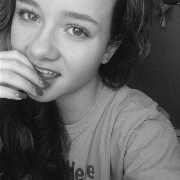 Profile Picture of Tiffany Webb (@143tiffany) on Poshmark