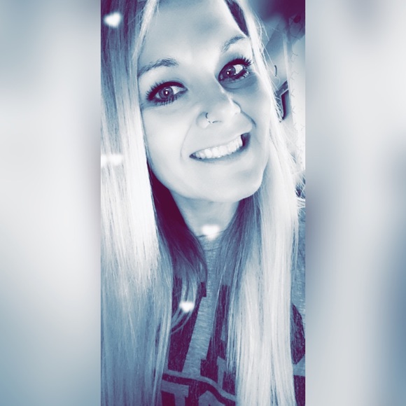 Profile Picture of Ashley Decollo (@ashleydecollo) on Poshmark