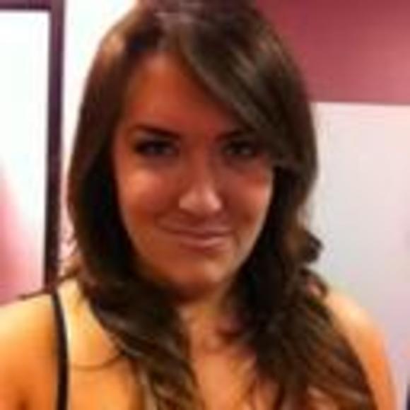 Profile Picture of Julia Sutton (@julia9sutton) on Poshmark