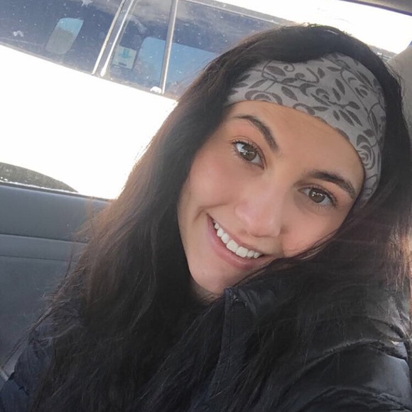 Profile Picture of Liz Fallisi (@lizfallisi) on Poshmark