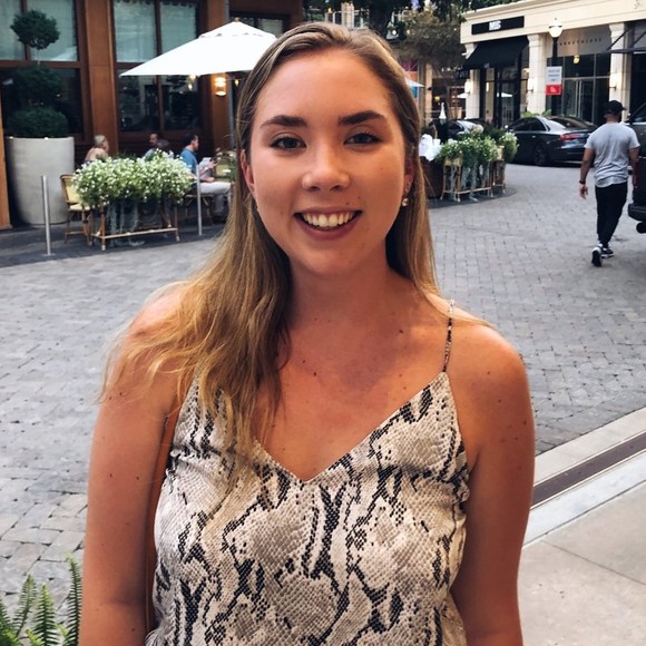 Profile Picture of Olivia Lingren (@olivialingren) on Poshmark