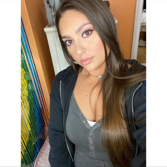 Profile Picture of Chelsea Mccafferty (@chelseajmcc) on Poshmark