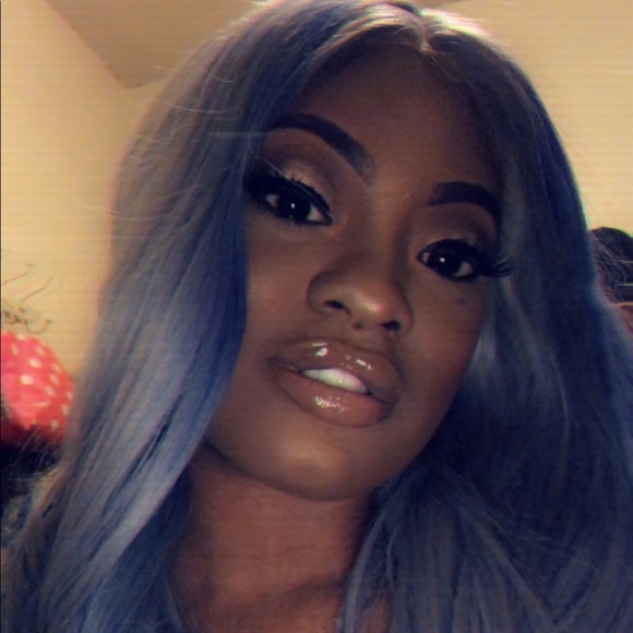 Profile Picture of Anissa James (@anissajames01) on Poshmark