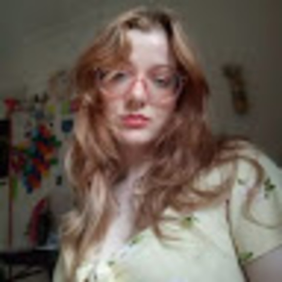 Profile Picture of Emily Turner (@artgirly993) on Poshmark