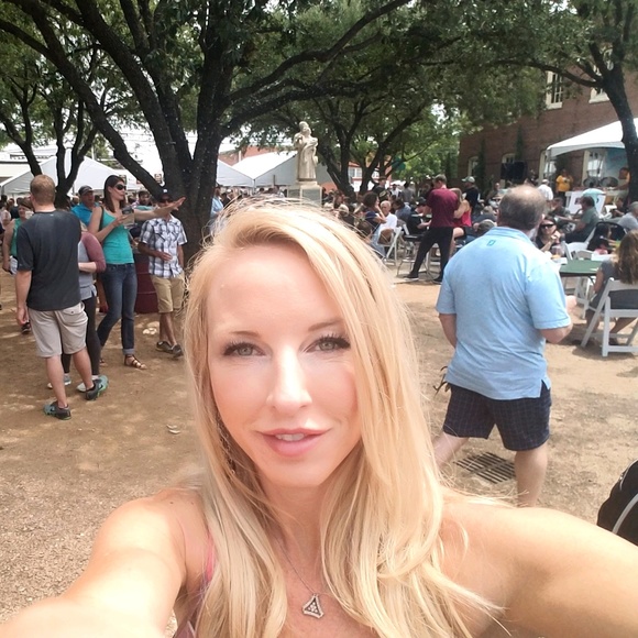 Profile Picture of Lori Featherston (@lafeather40) on Poshmark
