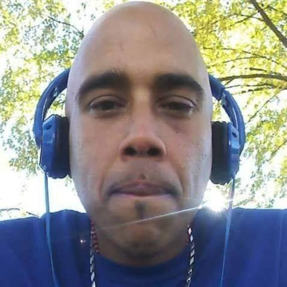 Profile Picture of Alex Saez (@alexsaez) on Poshmark