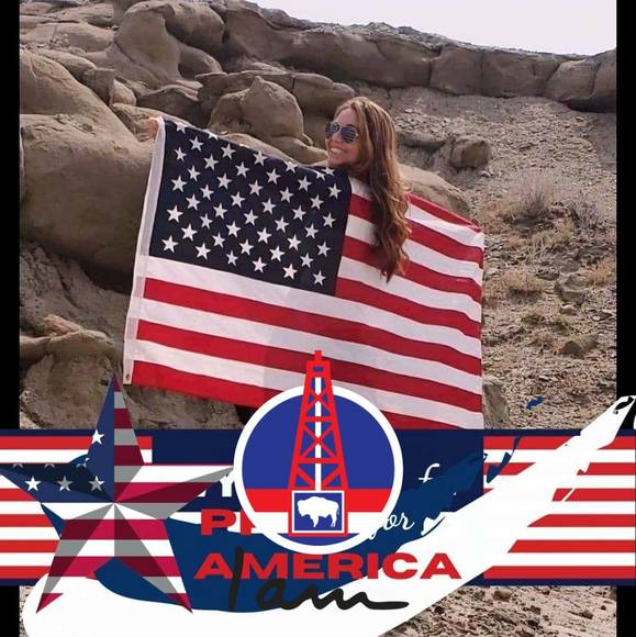 Profile Picture of Carla Toomer (@carlatoomer) on Poshmark