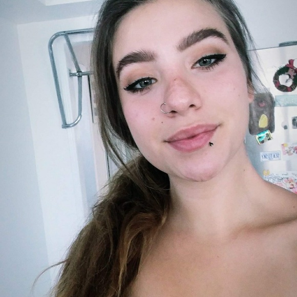 Profile Picture of Keyana Mittas (@keyanamittas) on Poshmark