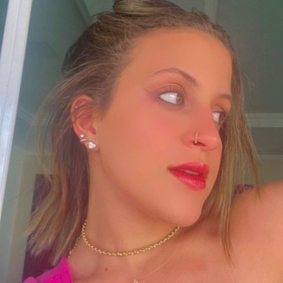 Profile Picture of Carol Muniz (@cmuniz220) on Poshmark