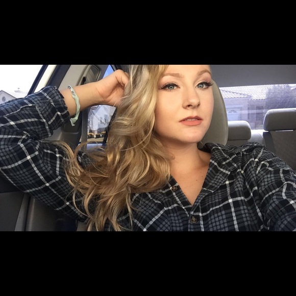 Profile Picture of Hannah Springer (@hannahh99_) on Poshmark