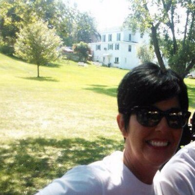 Profile Picture of Laurie (@LaurieSimms) on Twitter