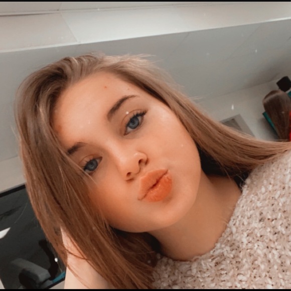 Profile Picture of Ava Arnold (@avacadoa) on Poshmark