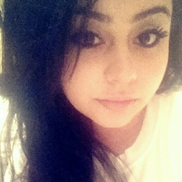 Profile Picture of Sarah Silvas (@chuleyyy) on Poshmark