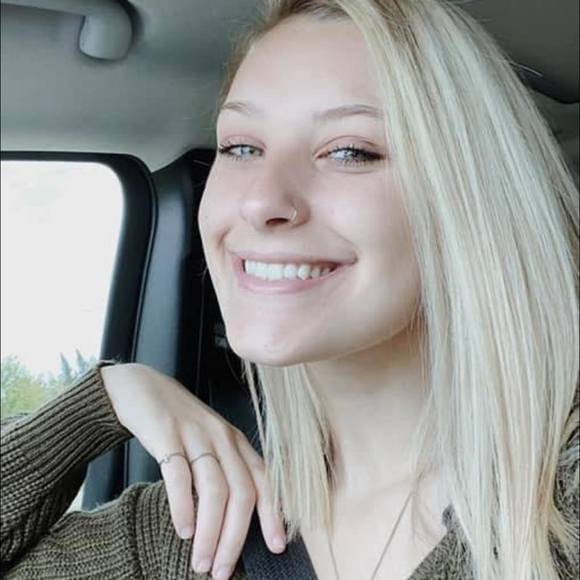 Profile Picture of Danielle Libby (@daniellelibby) on Poshmark