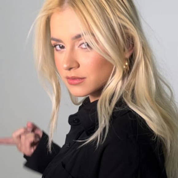 Profile Picture of Caline Caliope (@caliopecaline) on Poshmark