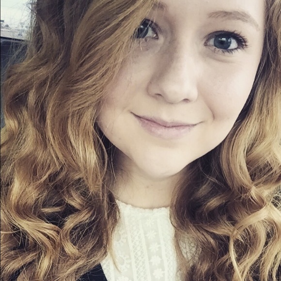 Profile Picture of Andrea Phares (@anphares) on Poshmark